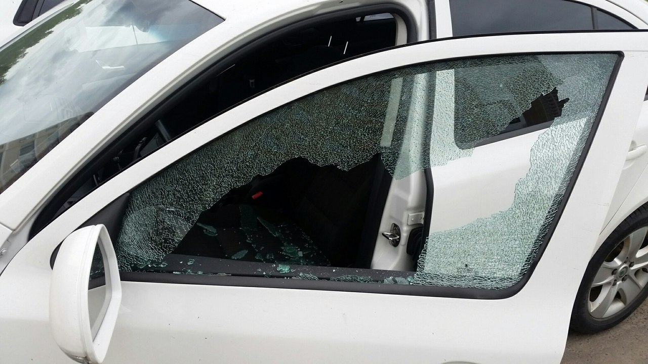 Разбиты окна машин. Разбитое боковое стекло Пежо 408. Боковое стекло автомобиля. Разбитое стекло автомобиля. Разбитое боковое стекло автомобиля.