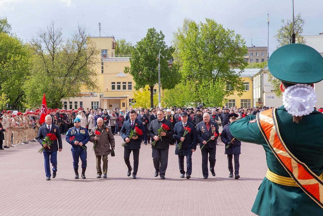 В Подольске память героев почтили и на площади Славы | 09.05.2024 |  Подольск - БезФормата